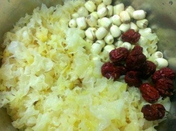 step3: 紅棗捏破一起放入十人份大同電鍋~紅棗含有蛋白質、脂肪、醣類、有機酸、維生素A、維生素C、微量鈣多種氨基酸等豐富的營養成份。中醫處方中，紅棗有緩和藥性，以及安神的功能；紅棗能補氣養血，是很好的保肝補氣的<span class="group_1">食材</span>；而紅棗泡水養肝排毒，能增加人體血清蛋白，從而有助保肝排毒。