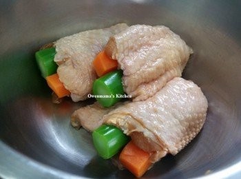 step3: 將芥蘭段／紅甘筍段釀入<a href="https://bit.ly/3zHU5V3" target="_blank" data-keyword="雞翼" class="guide-link"><strong>雞翼</strong></a> <span style="display:inline-block;vertical-align:middle;margin-top:-3px;color:initial;border-radius:3px;padding:2px 3px;font-size:12px;line-height:14px;background:#87d300;color:#fff;">即買</span> 中