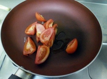 step3: 起鍋用香油煎蕃茄，