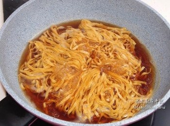 step4: 把浸菇水和適量的水燒滾，放麵餅煮至理想的軟硬度，一般需時3－4分鐘。之後把煮好的麵平均分在碟上。