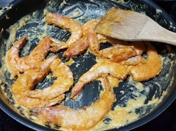 step9: 再加入己經煎香的蝦炒勻即可