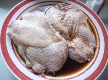 step4: *抓醃雞腿肉。