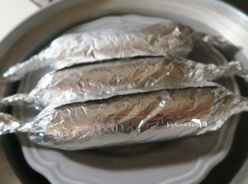 step5: 放入電鍋蒸熟(三條雞肉捲外鍋約1杯水.視量增減水量.避免<a href="https://bit.ly/3EZL8dD" target="_blank" data-keyword="雞胸" class="guide-link"><strong>雞胸</strong></a> <span style="display:inline-block;vertical-align:middle;margin-top:-3px;color:initial;border-radius:3px;padding:2px 3px;font-size:12px;line-height:14px;background:#87d300;color:#fff;">即買</span> 過於乾柴)