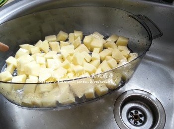 step1: 薯仔去皮切粒 , 洗淨瀝乾水份後放入水中蓋上蓋用中火煮20分鐘