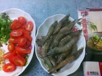 step1: 蕃茄切半~蝦子洗淨在背在用剪刀剪開2/3~蔥~辣椒~蒜頭都切成末備用~