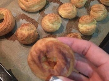 step5: 用210-220度烤8分鐘後，降溫到170度再烤20分鐘關火留在烤箱裡燜個5-8分鐘即可。取出後放涼。待冷卻後用小刀在底部鑽ㄧ個洞，便可將已備好的馬斯卡澎擠入，最後灑上少許糖粉做裝飾。