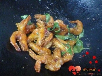 step7: 放入蝦和九層塔拌炒均勻