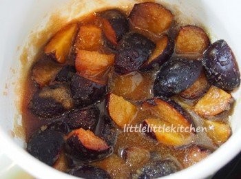 step1: 李子去核，切片，連同糖和檸檬汁中細火煮約 45 分鐘