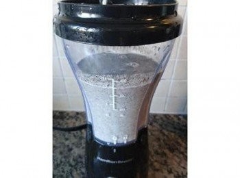 step3: 把芝麻漿倒入攪拌機打太约5分鐘