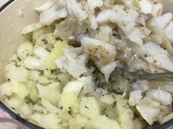 step2: 薯仔烚熟壓蓉，加入洋蔥粒 、熟鱈魚肉，薯仔及熟鱈魚肉我用1比1份量的。