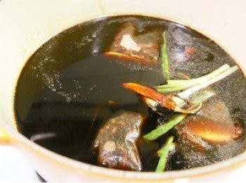 step5: 再加入老抽、生抽、乾香料包、辣椒、水及冰糖。用慢火煲30分鐘。然後就可以開始滷東西了！