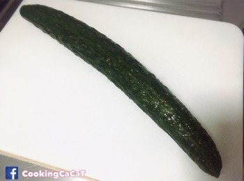 step1: 先把青瓜洗乾淨後, 把頭尾2段切去, 再用飲食水洗淨泡沫。