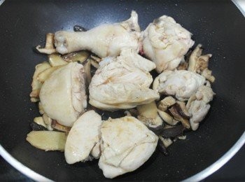 step5: 炒到雞肉變色後即可!!!