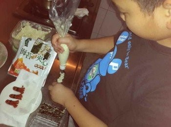 step4: 準備堅果夾心海苔~將薯泥裝進擠花袋擠在海苔片上 再將熱狗放在薯泥上~樣子就大概出來囉