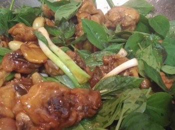 step4: 改用中火煸炒至汁料略為收乾，下葱段及九層塔拌炒至軟身便可。