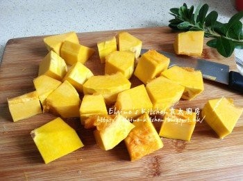 step3: 竹庶切幼條 , 南瓜去皮去籽 , 牛蒡去皮 , 南瓜切大粒