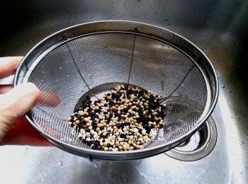 step3: 將豬骨盛起用水沖洗瀝乾 , 黑胡椒粒 , 白胡椒粒用水沖洗 , 瀝乾水份備用