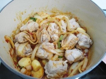 step4: 加入排骨一起略炒一下~~
