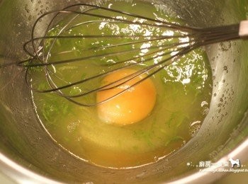 step4: 加入40ml的檸檬汁、雞蛋1顆，攪拌均勻。