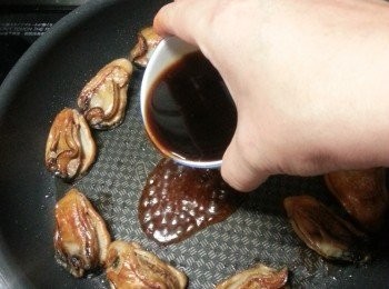 step5: 再落汁料用慢火待收乾水份(但不要太乾)