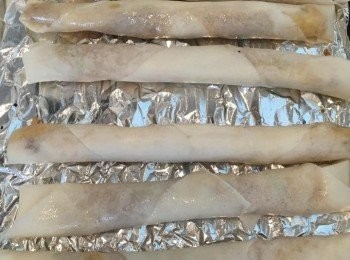 step9: 每條春卷掃上少許椰子油，放上烤盤，