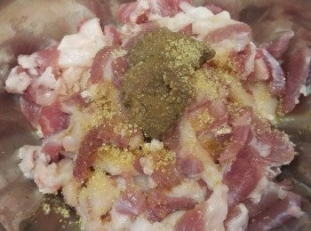 step1: 玫頭肉洗淨切片。用【<span class="group_2">醃料</span>】醃肉20-30分鐘。將肉平均舖碟上，加上薑絲，指天椒粒蒸10分鐘已可。