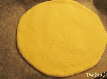 step3: 發酵好後把麵團分成兩份滾圓休息十分鐘，然後擀成约0.5mm厚的圓型，用叉平均在上麵刺一點氣孔，避免焗的時候整個脹起。然它就ready你加上自己喜愛的汁料了。
（不立即食的麵團可以用保鮮紙放冰箱，下次焗時先拿出來放室溫半小時便可擀平使用）