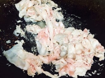 step3: 燒熱油鑊，快炒豬腩片至轉色，盛起。