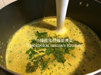 step12: 加入2湯匙簿荷葉，用hand blender將所有材料打至滑身。