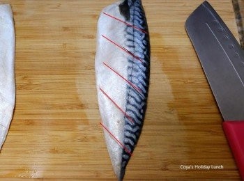 step2: 在魚的身上斜切幾刀(不用切到底，皮肉淺淺的有劃開就好)，這樣待會烤的時候比較快熟，而且切口的皮烤一烤會有一點點掀起來，脆脆的超好吃。