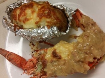 step3: 煎香煙肉之後,在薯仔面加酸忌廉再放煙肉。