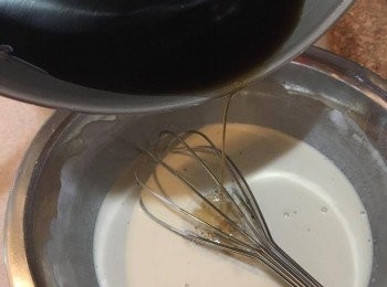 step3: 將300ml 清水、黑糖倒入鍋，以細火煮溶黑糖，跟住慢慢續少倒入粉漿攪勻