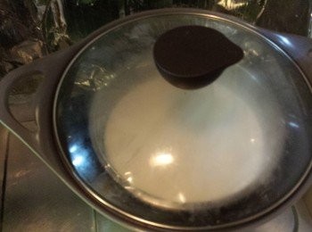 step4: 鍋內加熱水和蒸架，將攪拌好的粉漿放在蒸架上，蓋上鍋蓋靜止2小時。