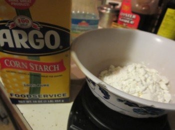 step2: 雞腿肉塊用1汤匙生抽，1茶匙鸡粉和糖抓匀砘腌2O分钟。