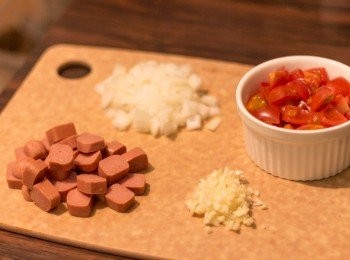 step1: 洋蔥，蕃茄，廚師腸切粒(不要切太薄)，蒜頭切幼粒