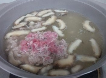 step4: 燒滾半鍋水， 下冬菇絲慢火煮五分鐘， 加入 菇粉調味; 轉中火煮至滾起， 下肉碎煮熟， 其間用筷子將肉弄散