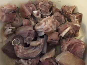 step1: 滾水放入薑、蔥和紹興酒，再放入羊腩飛水10分鐘；