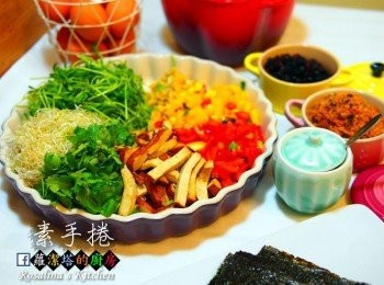 step1: 1.準備<span class="group_1">食材</span>。將黃椒。紅椒，豆干都分別炒過。 芽菜，苜蓿芽，香菜洗淨，生吃。堅果乾鍋烘烤出香氣。