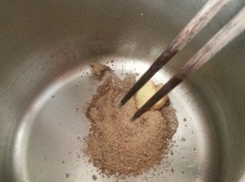 step6: 燒熱鑊落1湯匙油,先爆香薑片及八角.胡椒