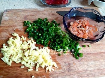 step2: 白米用水沖洗及瀝乾 , 薑去皮切細 , 蔥切細粒 , 蝦米浸水10分鐘