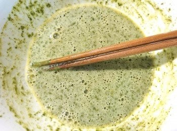 step3: [做<span class="group_1">西瓜皮</span>]：取出一個碗，放入2顆全蛋、抹茶粉和鹽，用筷子攪拌均勻，成「抹茶蛋液」。