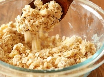 step3: 把<span class="group_1">面料材料</span>部份的牛油切粒，保持冰凍，加入步驟2中，以手指頭捏成麵包糠狀，置於雪櫃(4℃)冷藏備用。