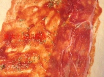 step3: 順序逐層放番茄醬, Oregano牛至, Parma ham意大利巴馬焙根, 紅洋蔥粒, 已搣碎的mozzarella水牛芝士。