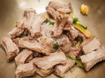 step4: 將排骨和冰糖下鍋拌炒並炒到冰糖溶化，排骨呈現微微的金黃色。