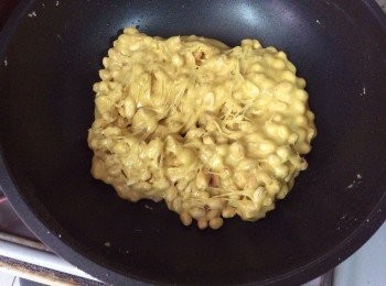 step4: 接着倒入熟花生米，搅拌均匀