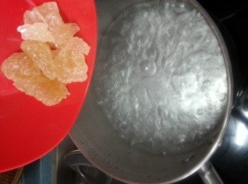 step4: 將1000g食用開水煮滾,加入冰糖煮溶