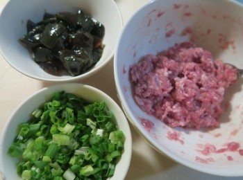 step1: 皮蛋蒸過後切塊備用. 豬絞肉少許鹽巴.米酒.白胡椒拌勻備用 蔥花備用