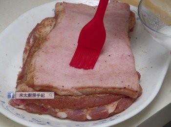 step4: 豬皮上掃2層<span class="group_3">上皮料</span>，餘下的<span class="group_3">上皮料</span>留用。把豬肉放入雪櫃醃過夜。