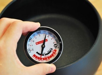 step2: 煮沸後離火，加入200c.c.冷水，稍微攪拌混合（如有溫度計，請待溫度降至約175°F/80℃）