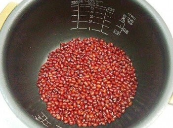 step1: 先將250g紅豆洗乾淨